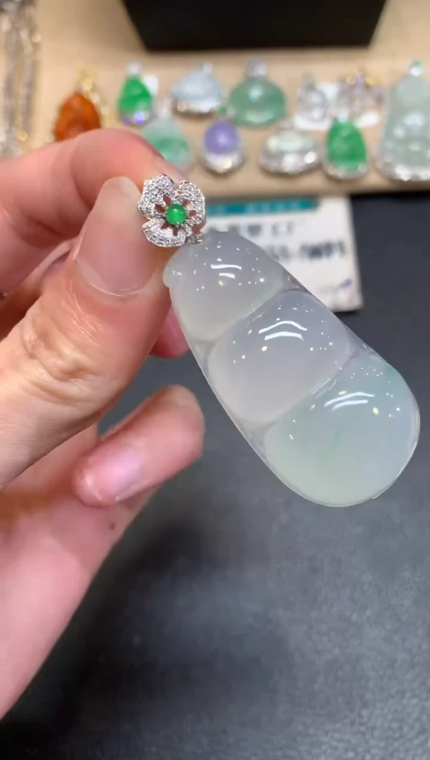 【闪购商品】翡翠颈饰18K金镶嵌福豆【无服务费】