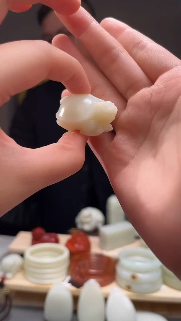 颈饰未镶嵌和田玉吊坠