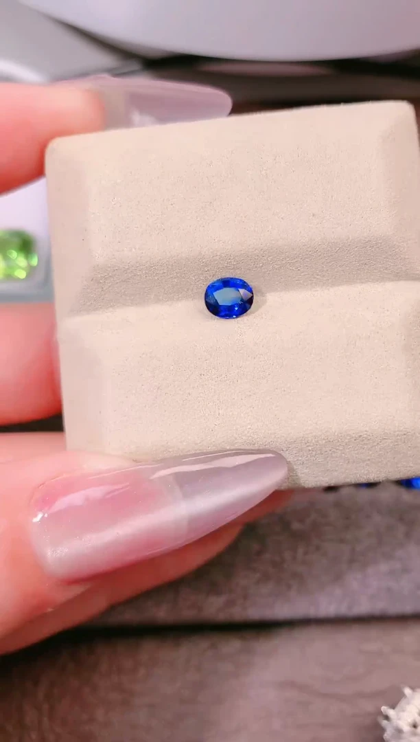 裸石蓝宝石0.76ct天然-皇家蓝全净无暇