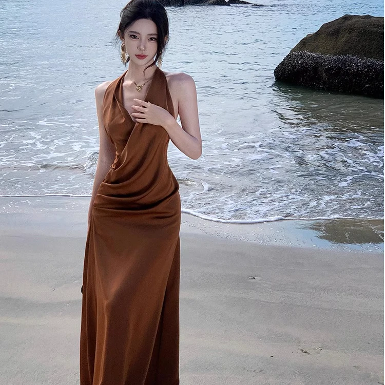 法式轻奢复古V领挂脖连衣裙女夏季设计感小众海边度假沙滩长裙子