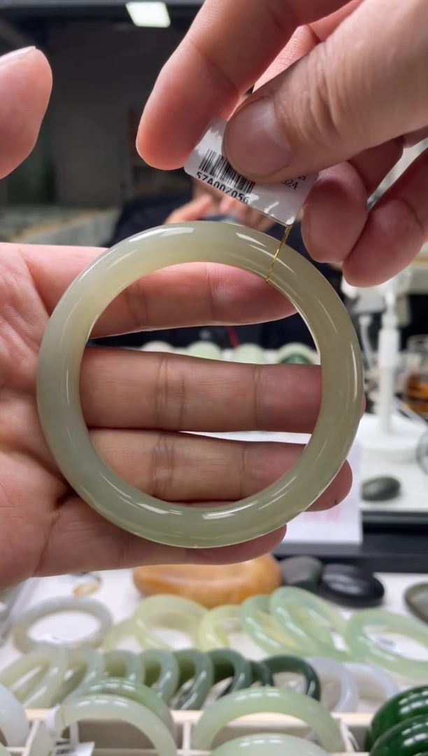 【闪购商品】和田玉手镯未镶嵌编码9056 圈口60-61