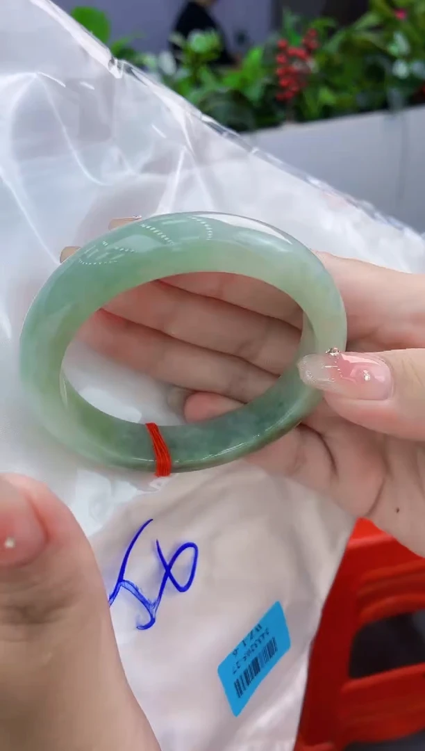 翡翠手镯未镶嵌翡翠手镯