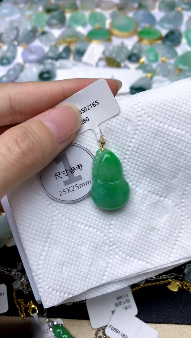 颈饰18K金镶嵌翡翠天然A货翡翠