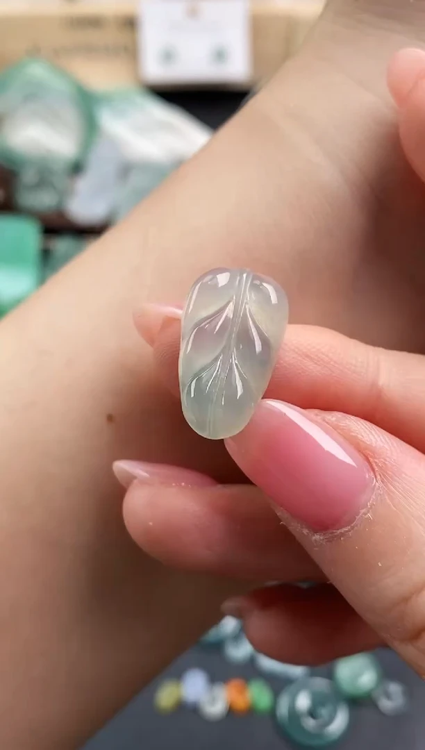 颈饰未镶嵌翡翠叶子