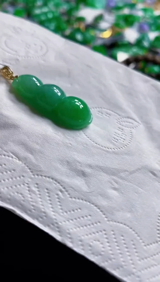 颈饰18K金镶嵌翡翠豆