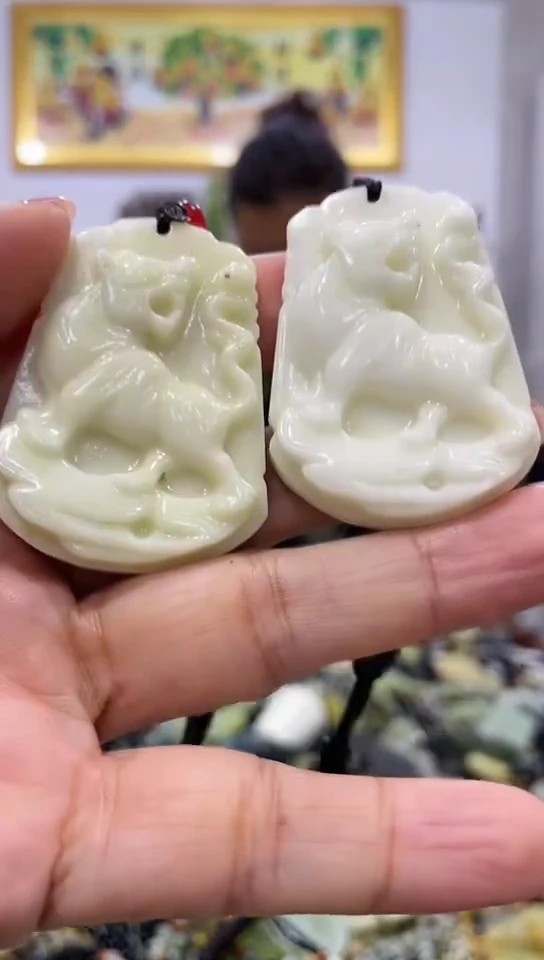 岫玉未镶嵌吊坠多样性发货发其中一件