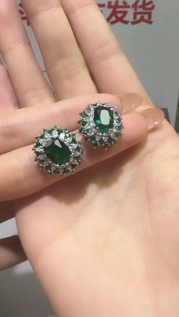 18K金镶嵌耳饰祖母绿1