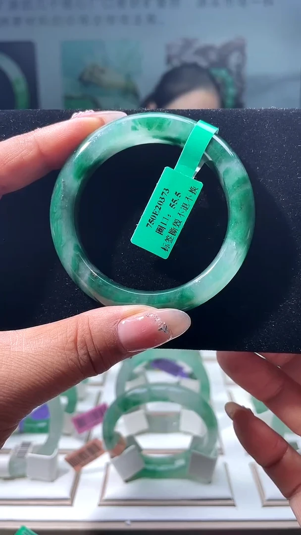 未镶嵌手镯石英质玉（非洲翠）手镯