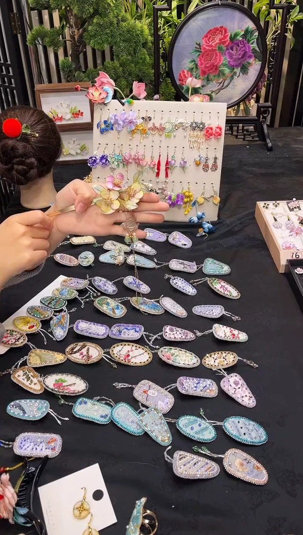 织绣．****洋非遗手工苏绣饰品 改边夹