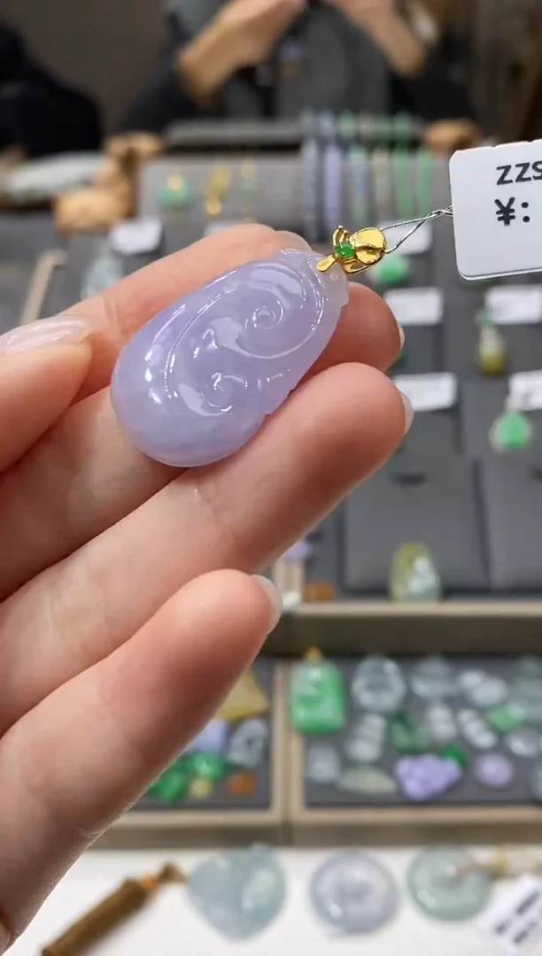 颈饰18K金镶嵌翡翠如意