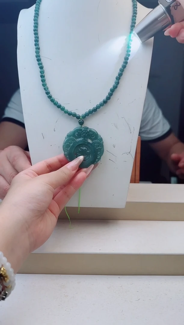 颈饰未镶嵌翡翠多样性发其中一