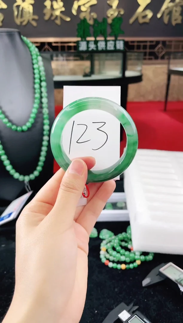 未镶嵌手镯石英质玉（非洲翠）微瑕介意勿拍