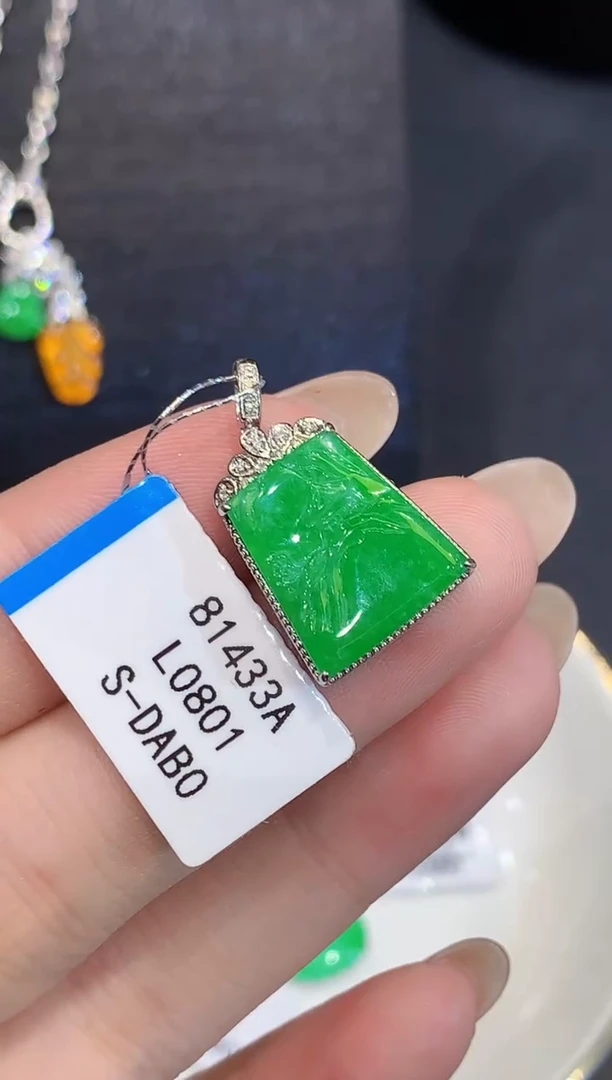 吊坠(不含链)18K金镶嵌翡翠L0801多样性发其一