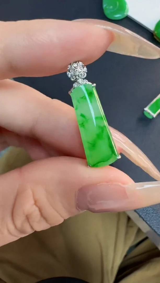 翡翠18K金镶嵌吊坠(不含链)缅甸A货翡翠