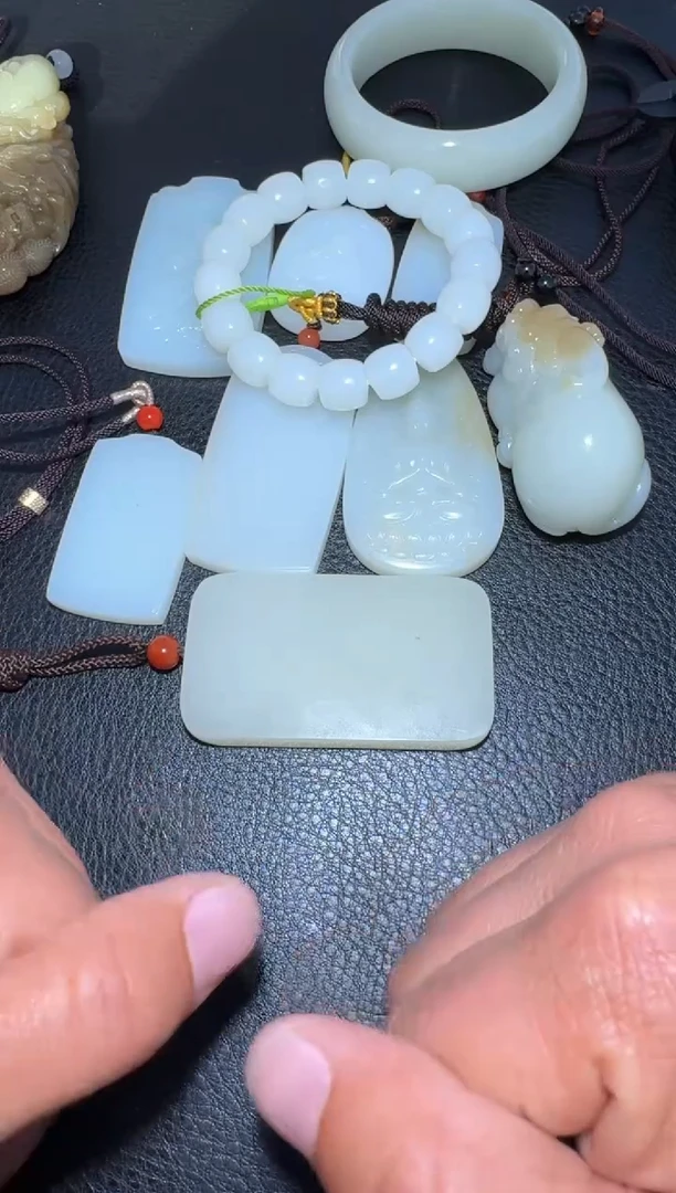 未镶嵌和田玉（糖玉）挂件和田玉