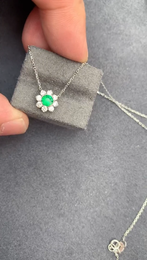 【闪购商品】祖母绿项链18K金镶嵌19分祖母绿项链