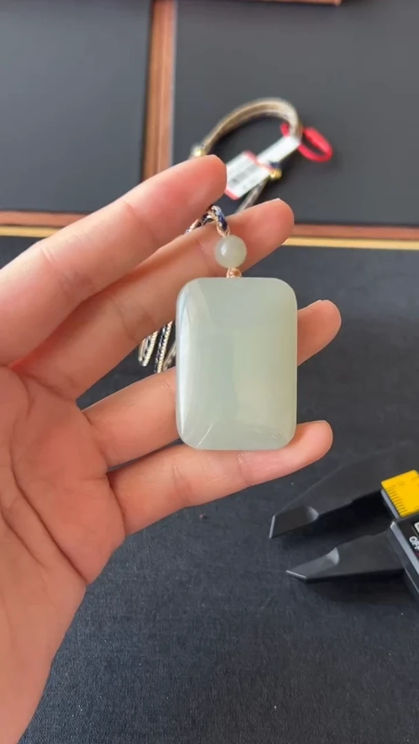 【闪购商品】和田玉吊坠(赠链)未镶嵌且末微色差近矿