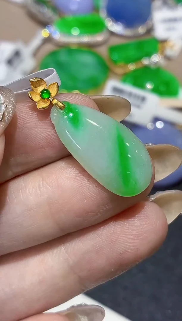 颈饰18K金镶嵌翡翠天然A货翡翠