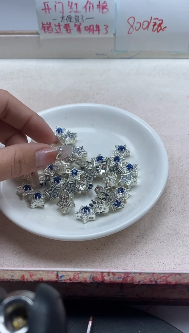 【闪购商品】玛瑙/玉髓颈饰银S800镶嵌x251蓝宝星星*4个