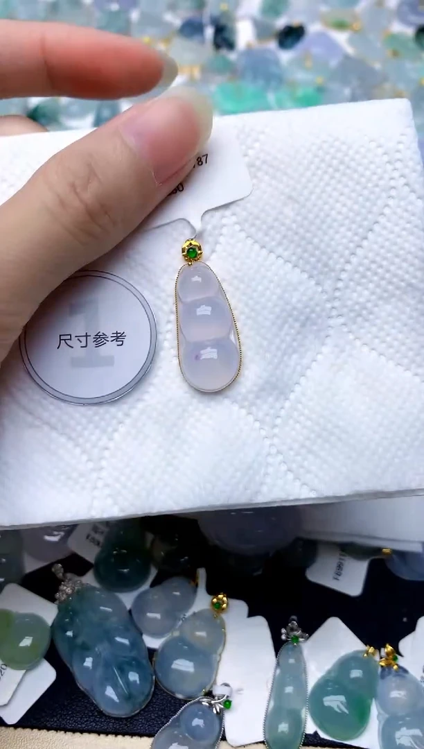 颈饰18K金镶嵌翡翠天然A货翡翠