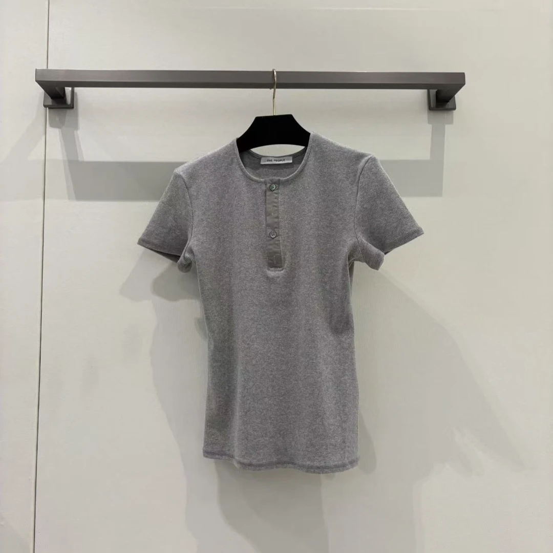 纽扣领灰色半袖时尚修身