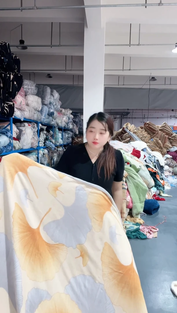 牛奶绒主播手上展示的产品