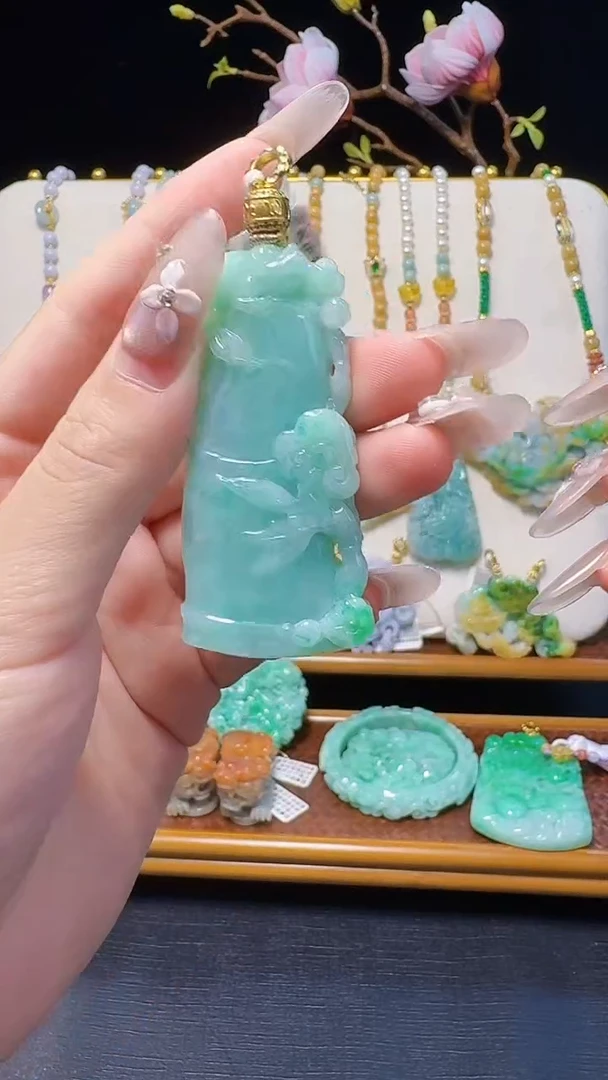 翡翠未镶嵌颈饰竹节