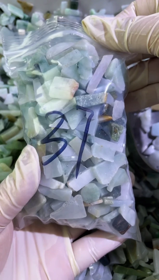 【闪购商品】翡翠颈饰未镶嵌天然翡翠边角小号500克37