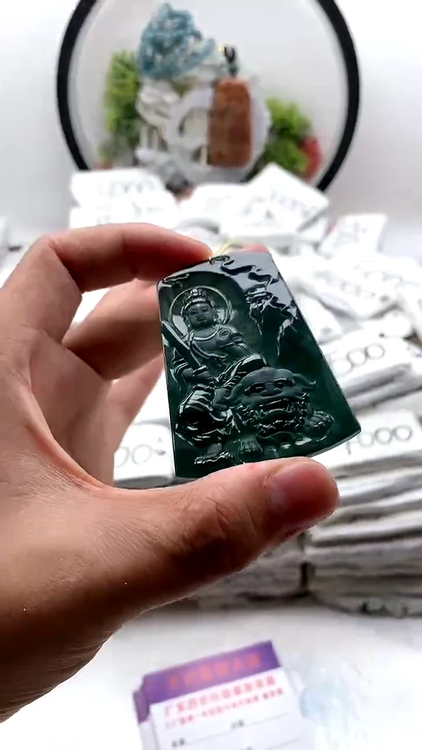 翡翠未镶嵌颈饰文殊