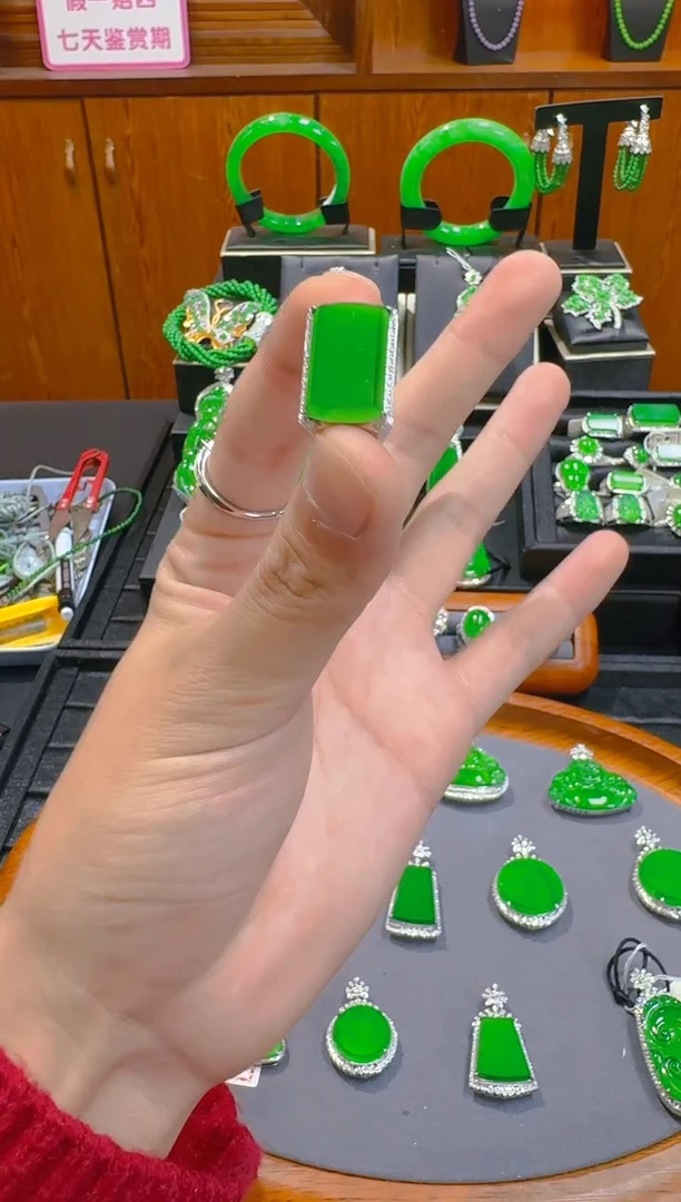 【闪购商品】翡翠戒指18K金镶嵌天然A货翡翠