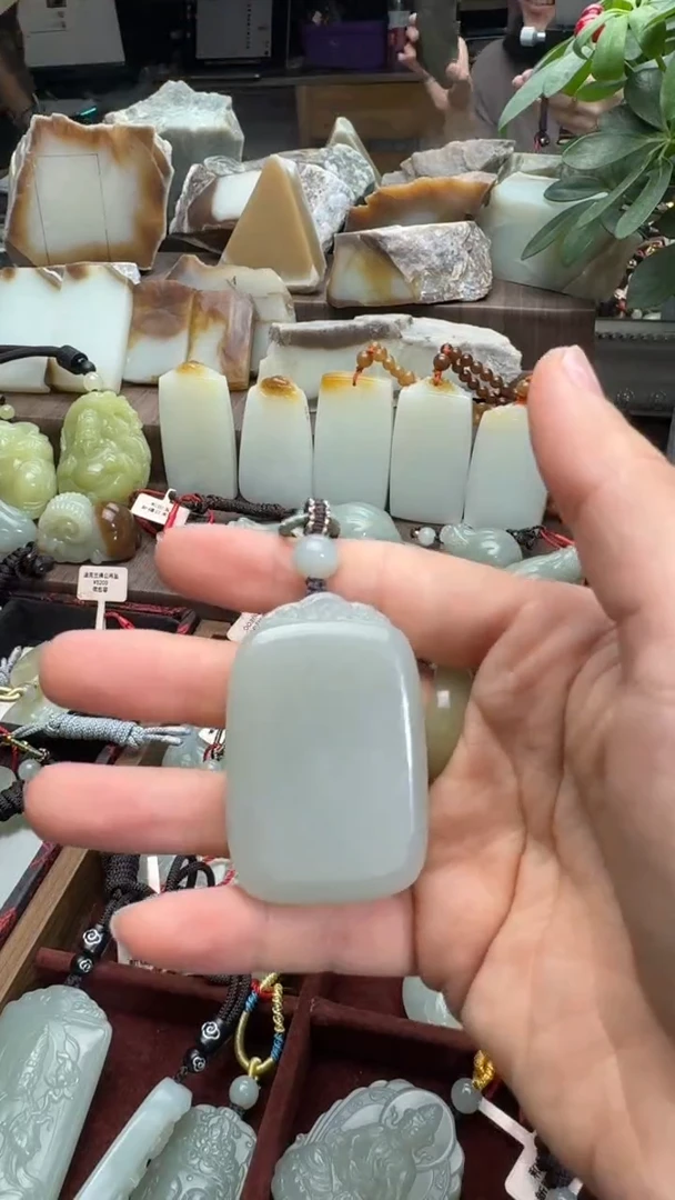 和田玉未镶嵌吊坠(赠链)且末料青白玉无事牌