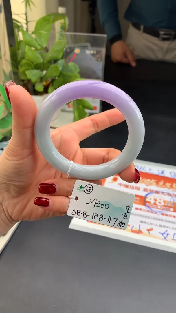 【闪购商品】翡翠手镯未镶嵌 #情人节#送礼，下单联系客服核对地址~