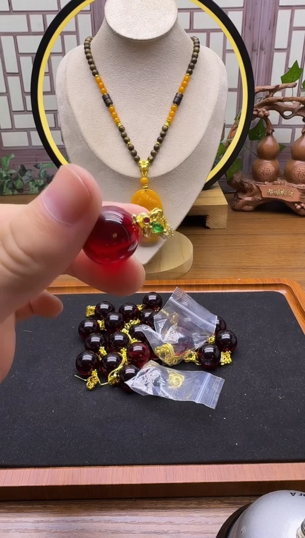 血珀吊坠(赠链)14K金镶嵌D01