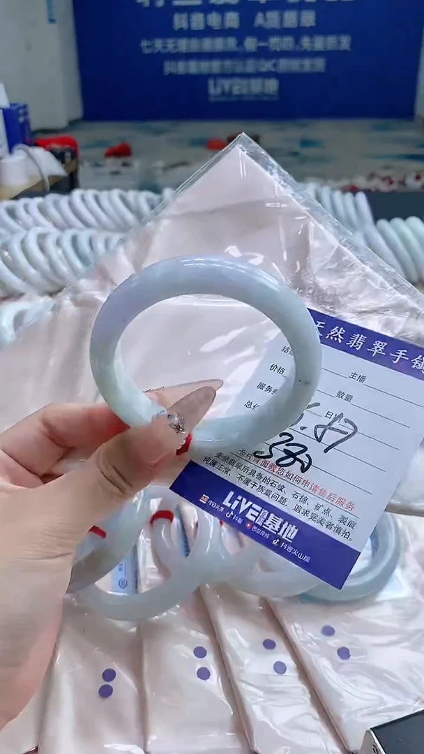 翡翠手镯未镶嵌360