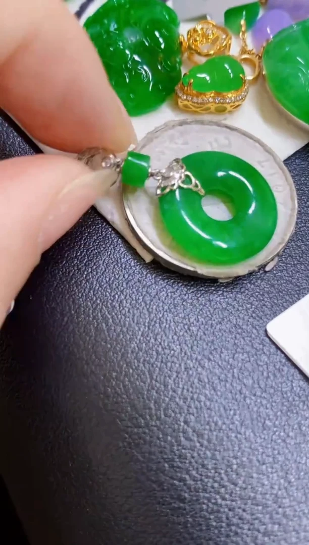 颈饰18K金镶嵌翡翠甜甜圈