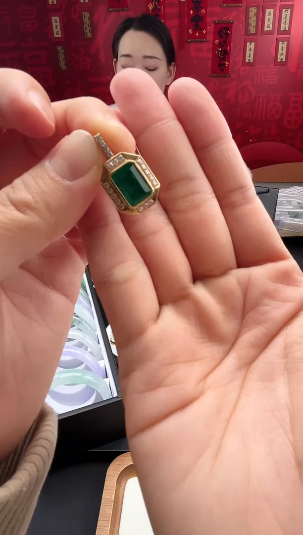 【闪购商品】祖母绿颈饰18K金镶嵌吊坠