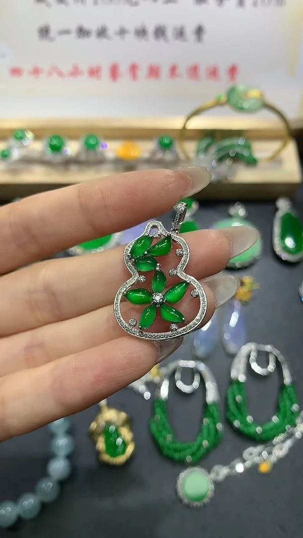 【闪购商品】翡翠吊坠(不含链)18K金镶嵌1团购