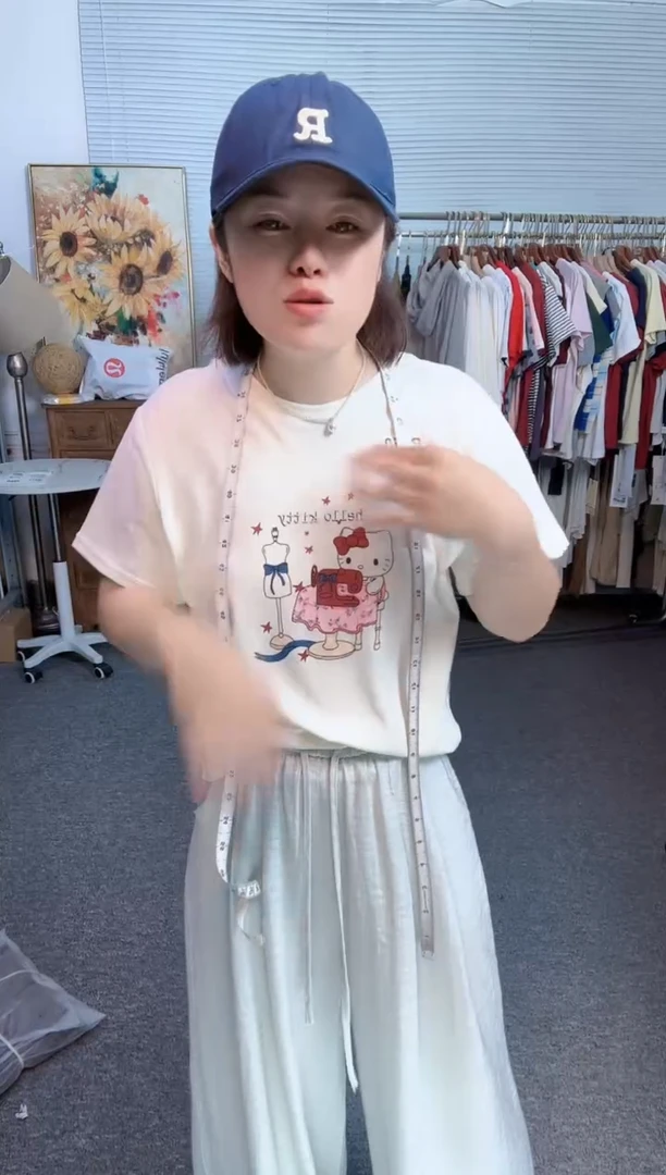 蓝色鸭舌帽