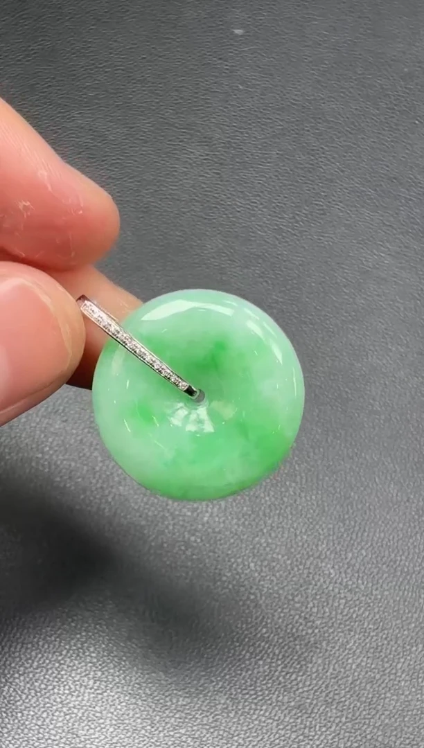 18K金镶嵌挂件翡翠平安扣