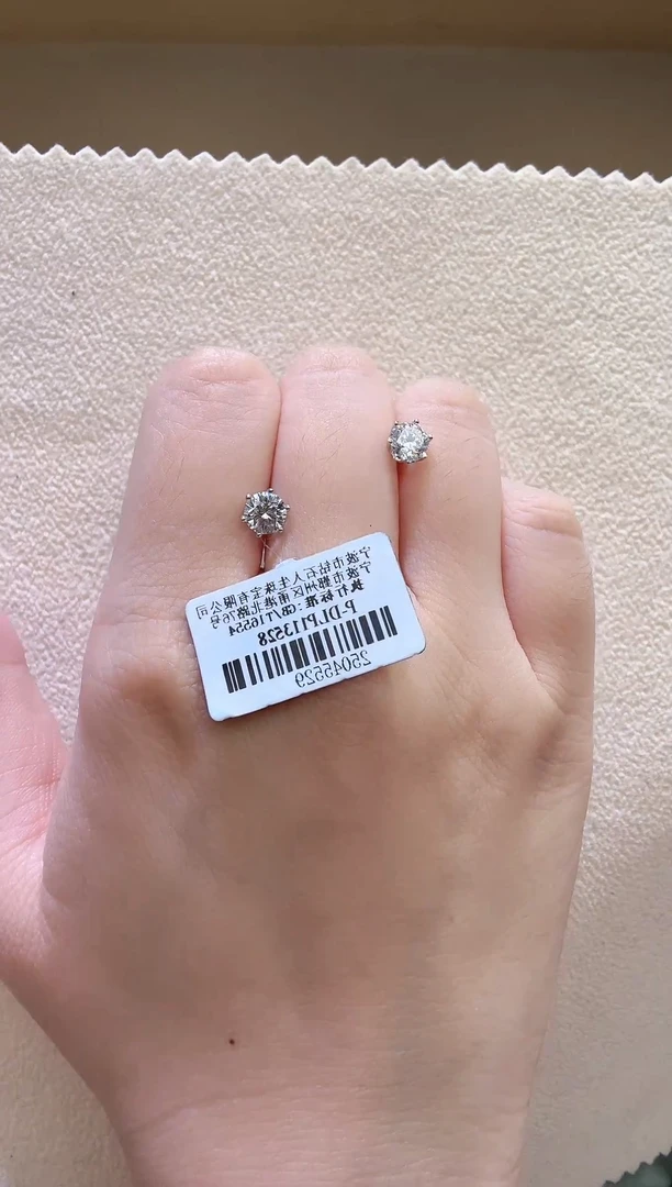 18K金镶嵌实验室培育钻石耳饰50分六爪螺丝款耳钉k白