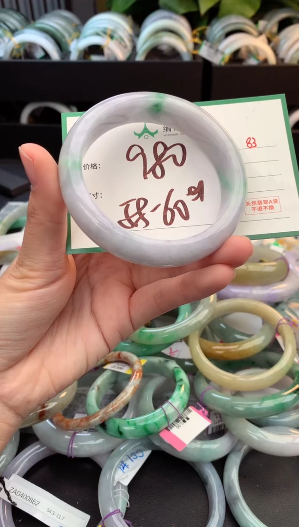 未镶嵌定制翡翠毛货需精细抛光+多人