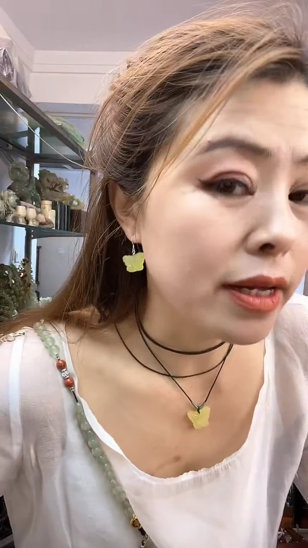 岫玉银S925镶嵌小蝴蝶耳坠多样性发货其中之一