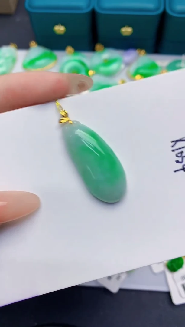 颈饰18K金镶嵌翡翠缅甸天然翡翠A货
