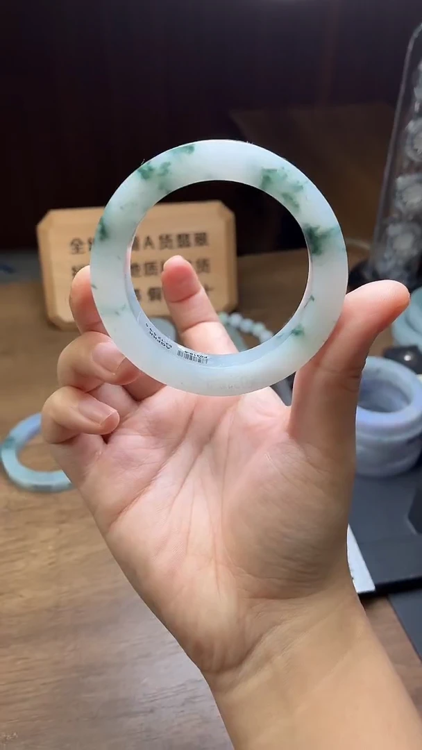 未镶嵌手镯定制翡翠赖***！定制