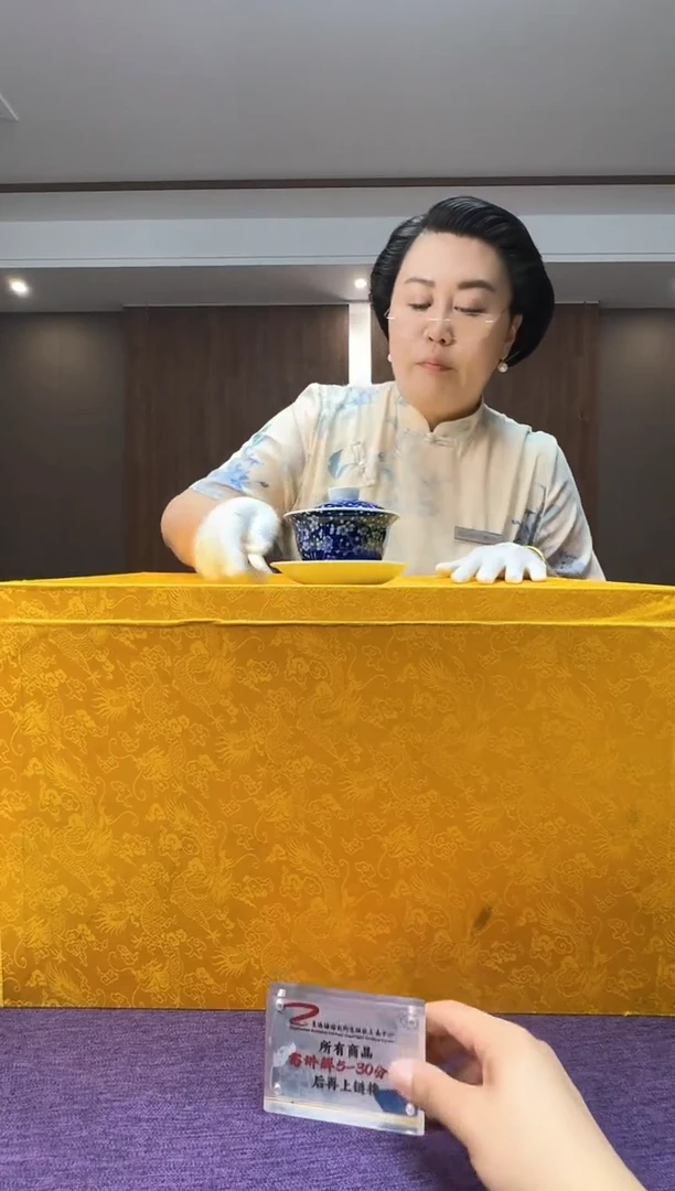 张正海老师《影青浮雕双耳抱月瓶》带收藏证书