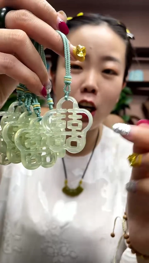 岫玉未镶嵌吊坠多样性发货发其中之一