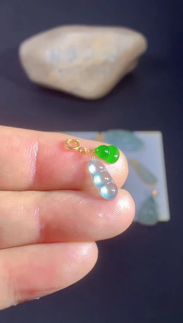 颈饰18K金镶嵌翡翠