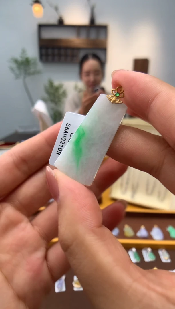 颈饰18K金镶嵌翡翠无事牌
