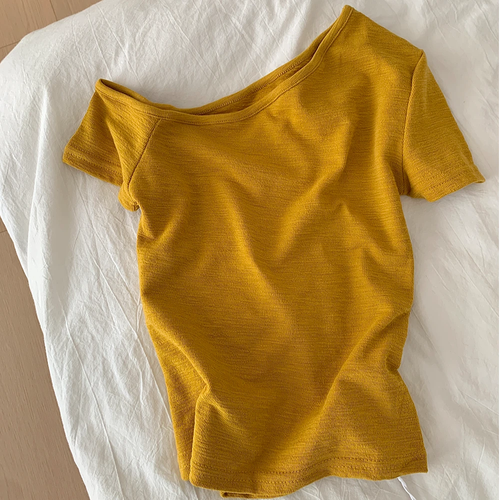 姜黄色多巴胺短袖新款早春独特漂亮斜肩显瘦t恤美式慵懒风上衣女