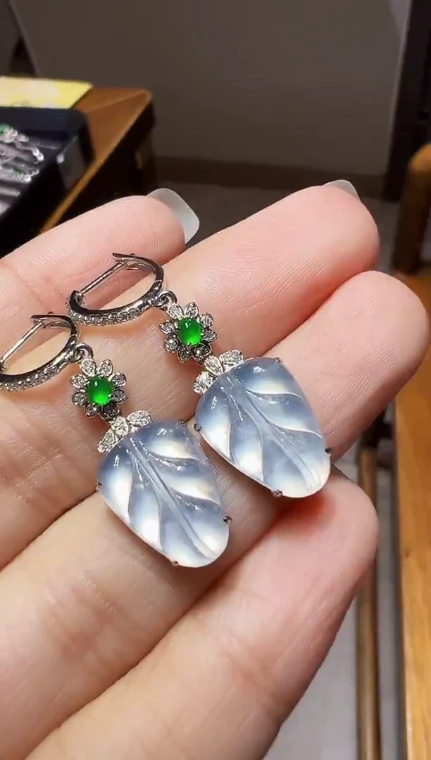 18K金镶嵌翡翠耳饰叶子